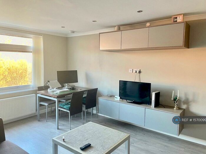 Studio To Rent In Hurst Court, London, SE25