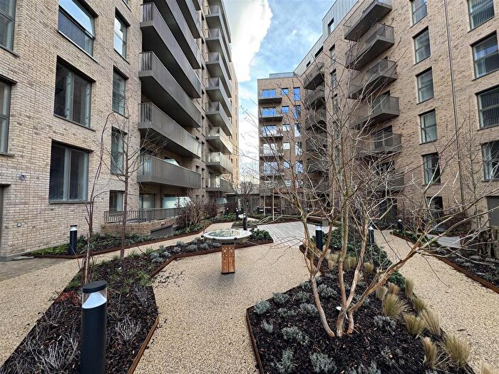 1 Bedroom Flat To Rent In Potters Road, London, SW6