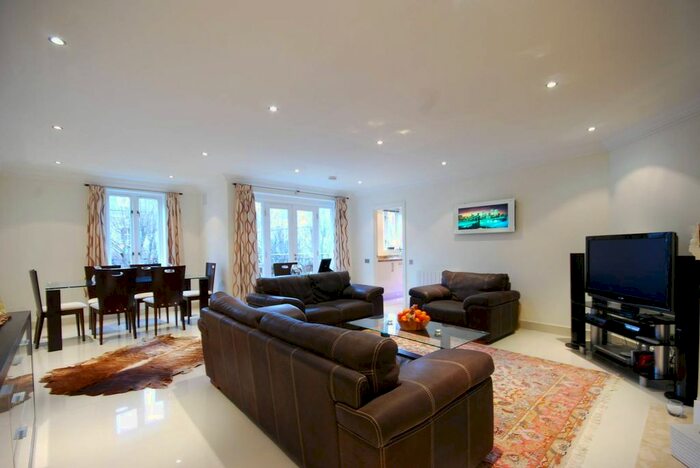 2 Bedroom Flat To Rent In Lansdowne Road, Wimbledon Village, London, SW20