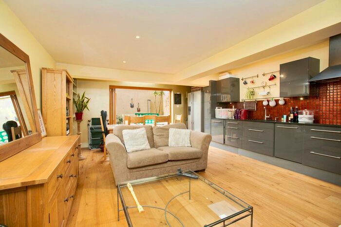 2 Bedroom Flat To Rent In Beaumont Road, London W4