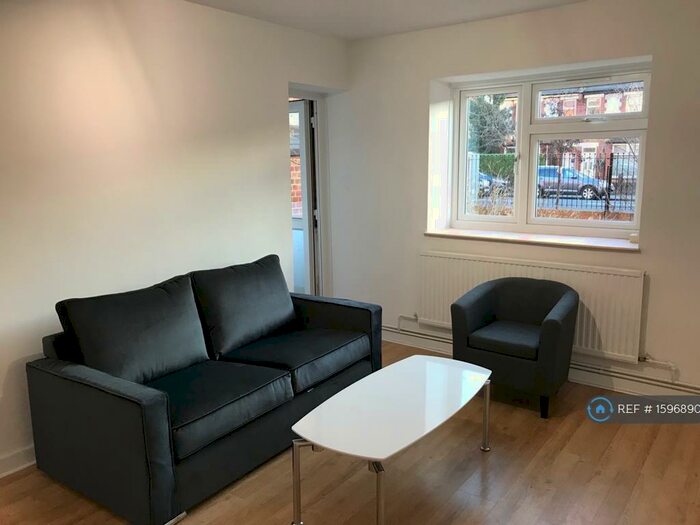 2 Bedroom Flat To Rent In Chertsey Court, East Sheen, London, SW14