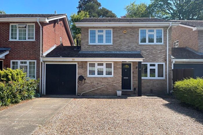 4 Bedroom Link Detached House For Sale In Cambrian Close, Camberley, GU15