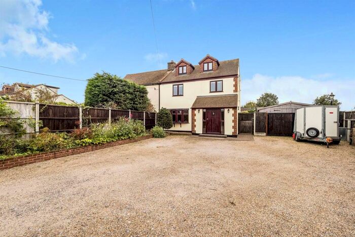 4 Bedroom Semi-Detached House For Sale In Warwick Lane, Rainham, RM13