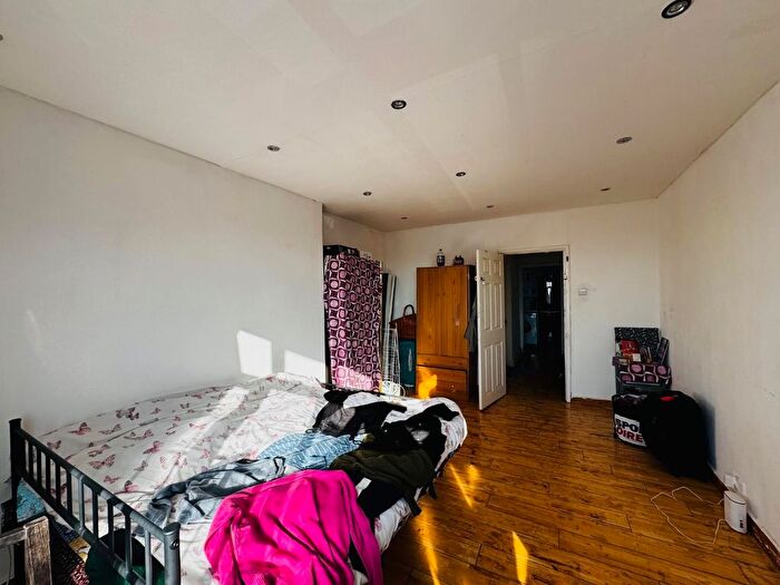 2 Bedroom Flat To Rent In Mountair Court, Highfield Avenue, London, NW9