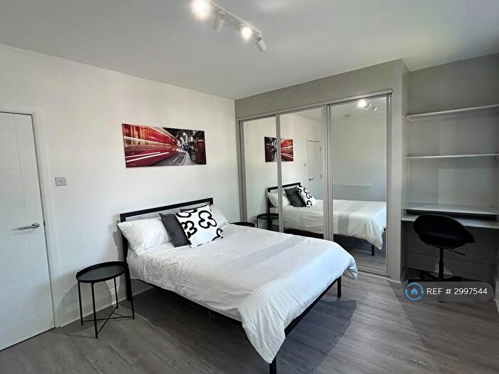 2 Bedroom Flat To Rent In Beechcroft Avenue, London, NW11
