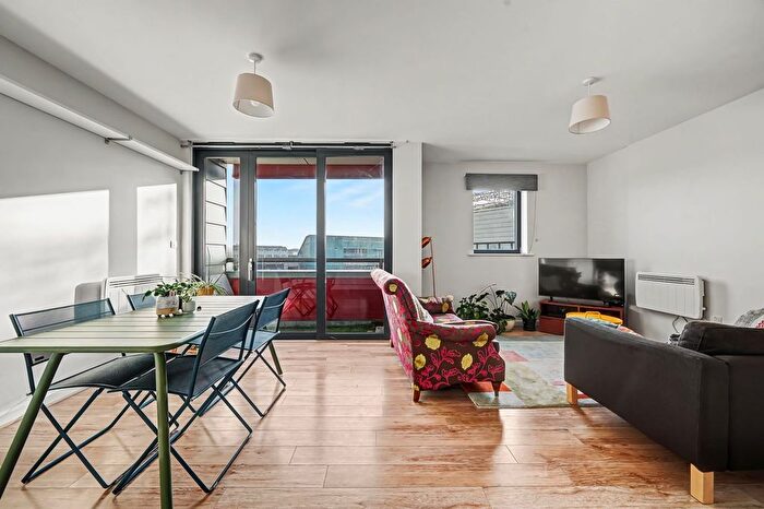 2 Bedroom Flat For Sale In Drayton Park, London, N5