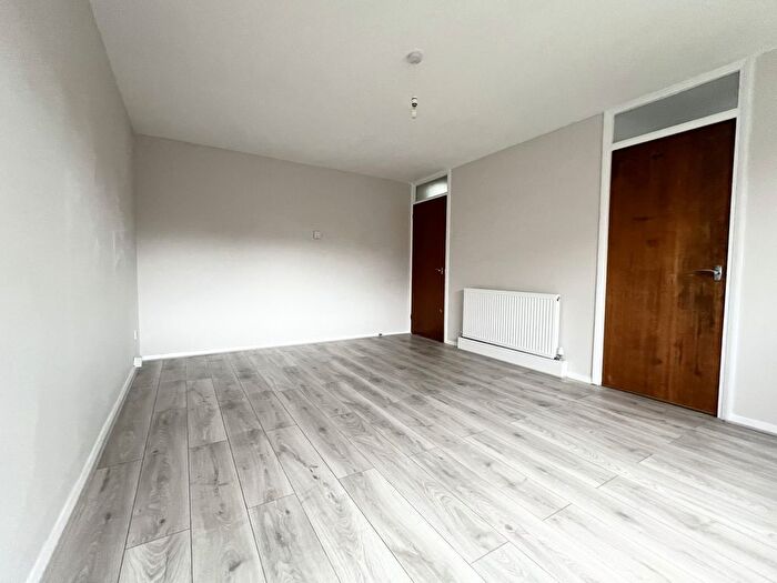 2 Bedroom Flat To Rent In Poplar Grove, London, N11