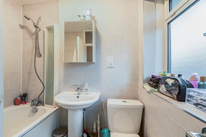 1 Bedroom Flat To Rent In Abbots Manor, London, Uk, SW1V