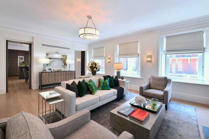 3 Bedroom Flat To Rent In Duke Street, Mayfair, London, W1K