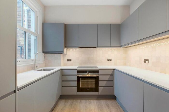 3 Bedroom Flat To Rent In Hurlingham Road, Fulham, London, SW6