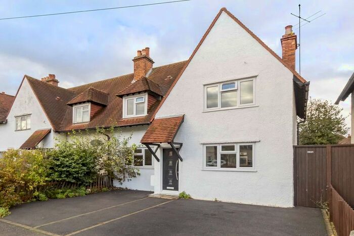 3 Bedroom Property To Rent In Mays Road, Teddington, TW11