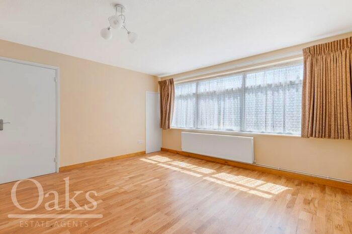 4 Bedroom Semi-Detached House To Rent In Malvern Close, Mitcham, CR4