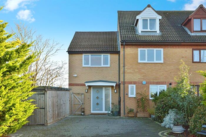 4 Bedroom Semi-Detached House For Sale In Barrett Place, Shenley Church End, Milton Keynes, MK5