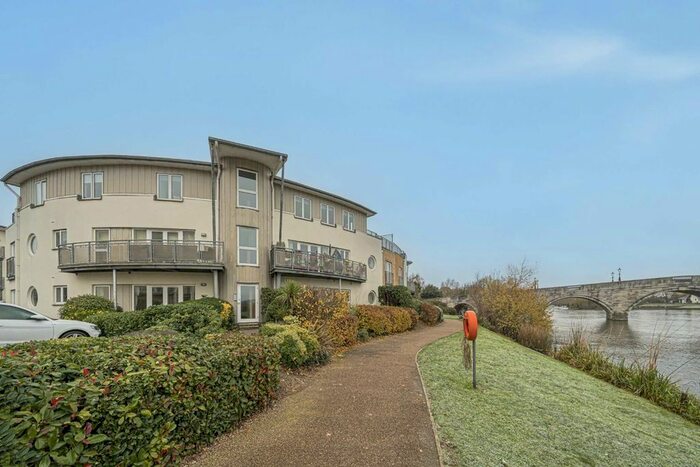 2 Bedroom Flat To Rent In Bridge Wharf, Chertsey, KT16