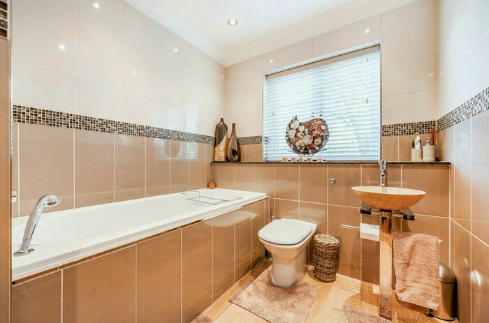 4 Bedroom Detached House For Sale In Warren Road, Woodley, Reading, RG5