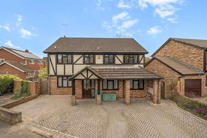 6 Bedroom Detached House For Sale In Garrett Road, Finchampstead, Berkshire, RG40