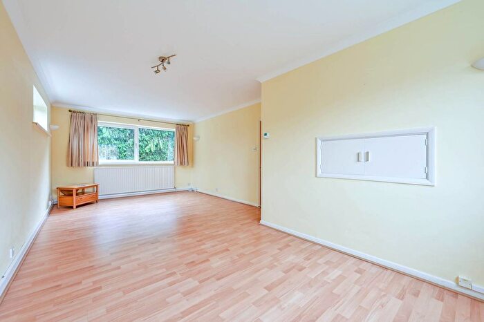 3 Bedroom Flat For Sale In Levylsdene, Merrow, Guildford, GU1