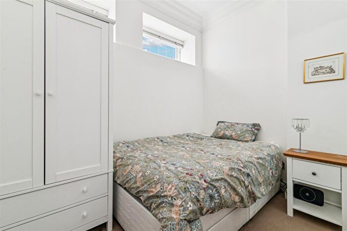 3 Bedroom Flat To Rent In Farnell Mews, London, SW5