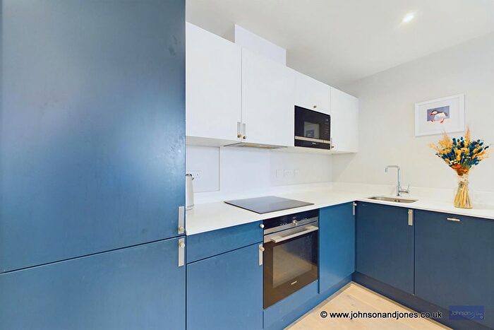1 Bedroom Flat For Sale In Gogmore Lane, Chertsey, KT16