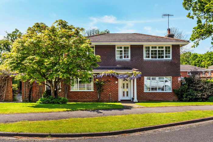 4 Bedroom Detached House For Sale In Sylvaways Close, Cranleigh, Surrey, GU6