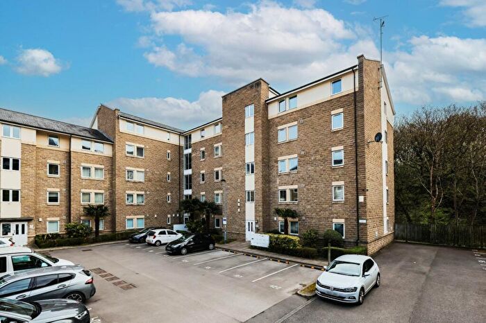 2 Bedroom Flat For Sale In Cornmill View, Horsforth, Leeds, West Yorkshire, LS18
