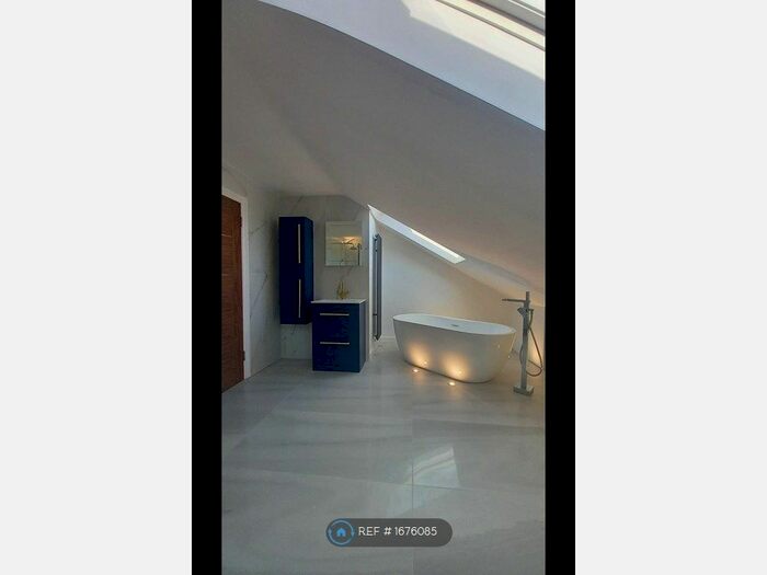 5 Bedroom Semi-Detached House To Rent In Baker Street, Enfield, EN1