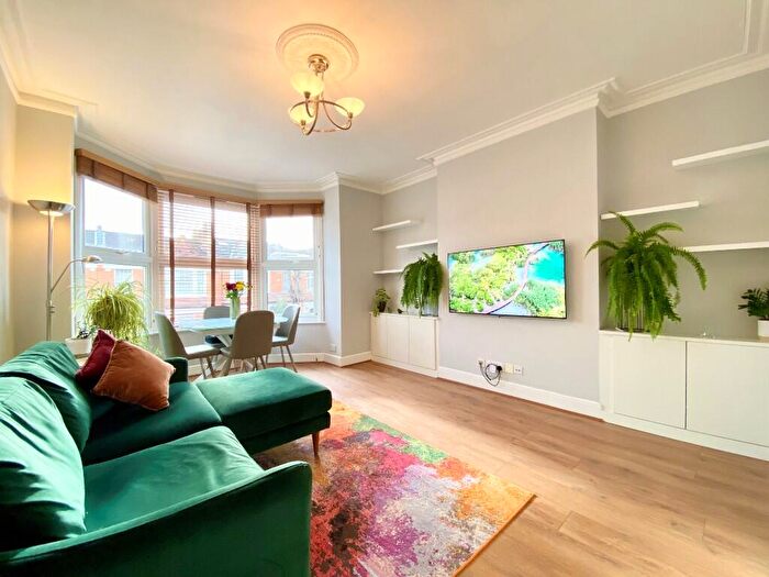 2 Bedroom Apartment For Sale In Belsize Avenue, Palmers Green, N13