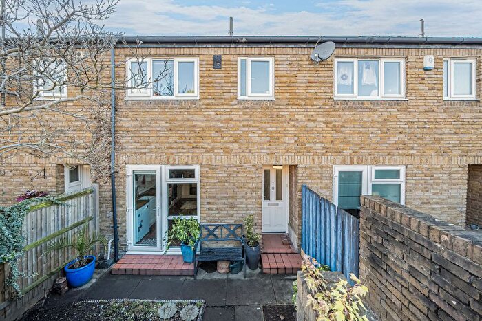 3 Bedroom Maisonette For Sale In Dutton Street, London, SE10