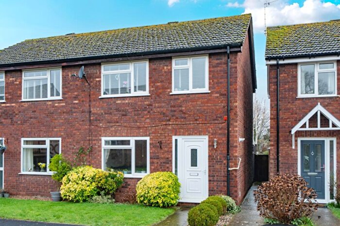 3 Bedroom Semi-Detached House For Sale In Peregrine Way, Grove, OX12