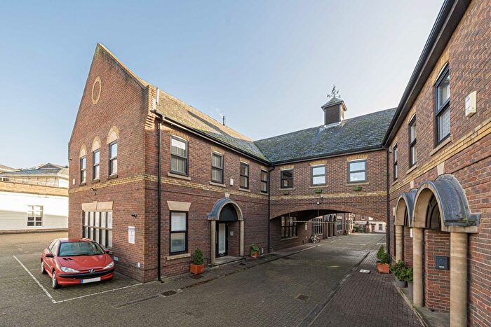2 Bedroom Flat For Sale In Mount Mews, Hampton, TW12