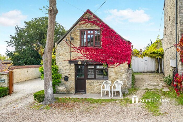 3 Bedroom Cottage To Rent In The Elms, The Walk, OX5