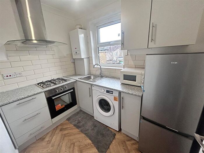 3 Bedroom Flat To Rent In Melford Road, Ilford, IG1