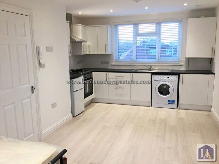 Studio To Rent In Watford Way, London, NW4