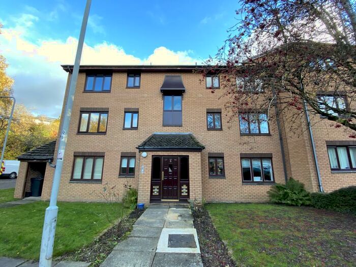 2 Bedroom Flat To Rent In Burnfield Gardens, Giffnock, G46