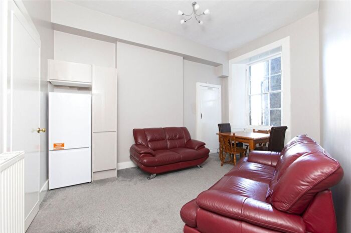 4 Bedroom Flat To Rent In South Clerk Street, Edinburgh, EH8