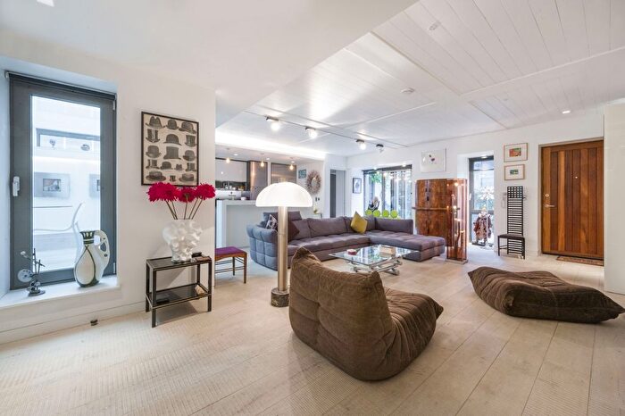 2 Bedroom Flat To Rent In Hollen Street, London, W1F