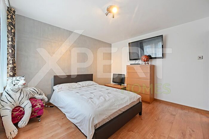 2 Bedroom Flat For Sale In Farm Road, Hounslow, TW4
