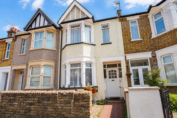1 Bedroom Flat To Rent In Central Avenue, Southend On Sea, SS2