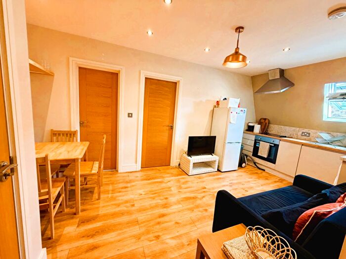 2 Bedroom Flat To Rent In Gatton Road, Tooting Broadway, London, SW17