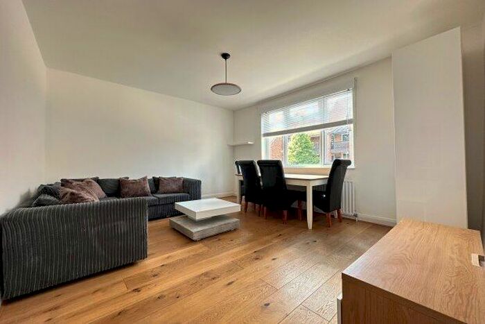 2 Bedroom Maisonette To Rent In Hoxton Street, London, N1