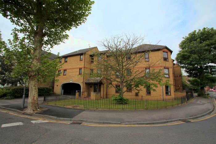 3 Bedroom Flat To Rent In Beaufort Road, Kingston Upon Thames, KT1