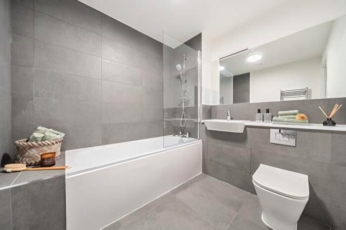 1 Bedroom Flat To Rent In New Road Triangle, Feltham, TW13