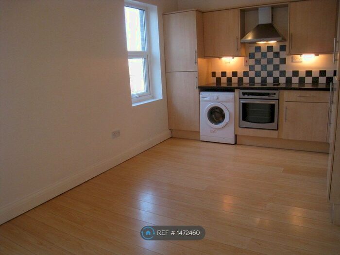 2 Bedroom Flat To Rent In Queens Road, Buckhurst Hill, IG9