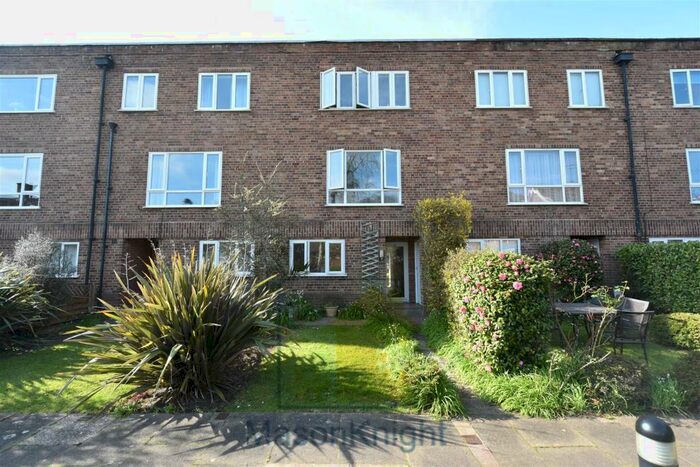 4 Bedroom Semi-Detached House To Rent In For Both Professionals/ Students And Families, Edgbaston, Birmingham, B5