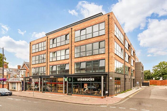 1 Bedroom Flat To Rent In Diggers Lane, Weybridge, KT13