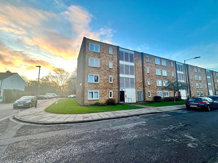 2 Bedroom Flat To Rent In Farm Road, Whitton, Hounslow, TW4