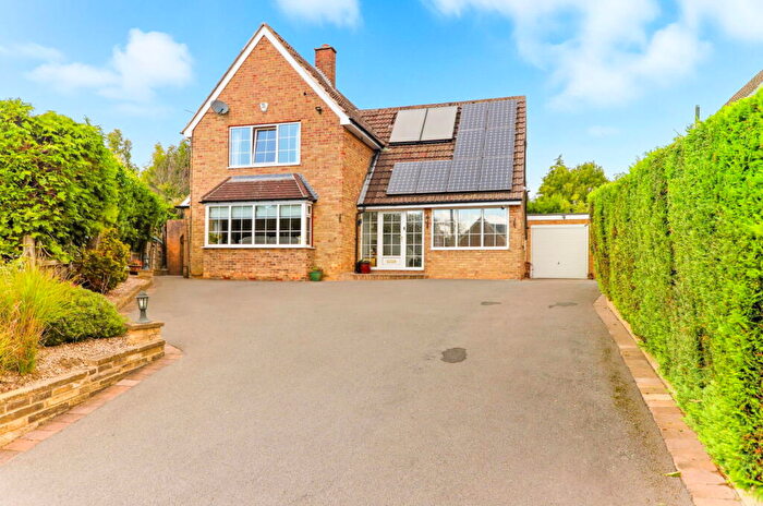 4 Bedroom Detached House For Sale In Croft Bridge, Oulton, Leeds, LS26