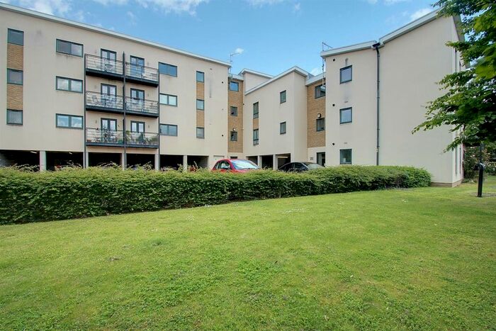 2 Bedroom Flat To Rent In Birtchnell Close, Berkhamsted, HP4