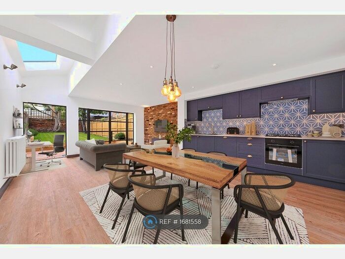 2 Bedroom Flat To Rent In Lebanon Gardens, London, SW18