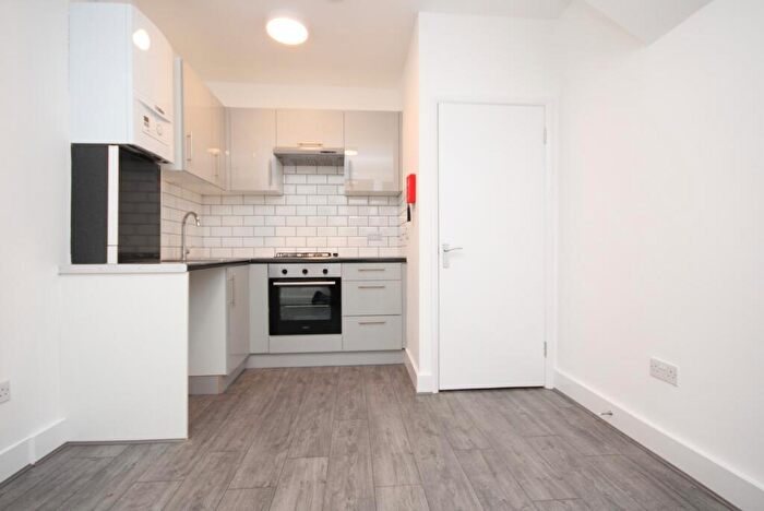 2 Bedroom Flat To Rent In Dongola Road, Seven Sisters, N17